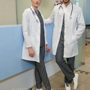 Abbigliamento medico. Abbigliamento per operatori sanitari. Camice classico.