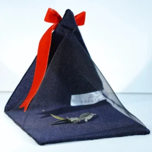 Velour pyramid-shaped packaging – elegance and style for a sophisticated brand presentation